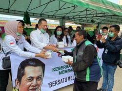 Antisipasi Corona, Ketua MPR Bagi-bagi Masker ke Pemotor dan Ojol