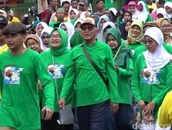 Gus Mus Hibahkan Cincin dan Gelang untuk Peserta Jalan Sehat di Rembang