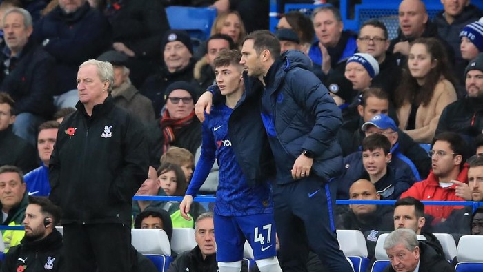 LONDON, ENGLAND - NOVEMBER 09: Frank Lampard, Manager of Chelsea talks to Billy Gilmour of Chelsea as he prepares to be substituted onto the pitch during the Premier League match between Chelsea FC and Crystal Palace at Stamford Bridge on November 09, 2019 in London, United Kingdom. (Photo by Marc Atkins/Getty Images)