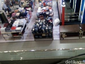 Seorang Pria Jatuh dari Lantai Atas Thamrin Plaza Medan Seorang Pria Jatuh dari Lantai Atas Thamrin Plaza Medan