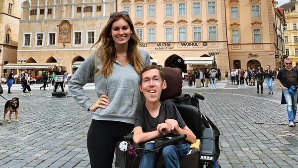 Pacarnya Terlalu Cantik, Pria Bertubuh Anak SD Ini Viral Tapi Dinyinyirin