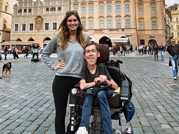 Pacarnya Terlalu Cantik, Pria Bertubuh Anak SD Ini Viral Tapi Dinyinyirin