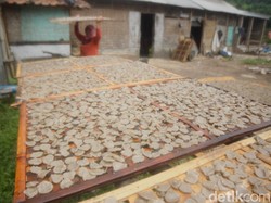 Kriuk Renyah Kerupuk Bunter Dibuat dengan Cara Tradisional