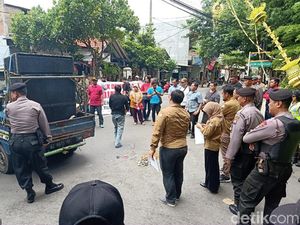 Puluhan Warga Kediri Demo Tolak Wacana Calon Tunggal di Pilbup 2020 Puluhan Warga Kediri Demo Tolak Wacana Calon Tunggal di Pilbup 2020