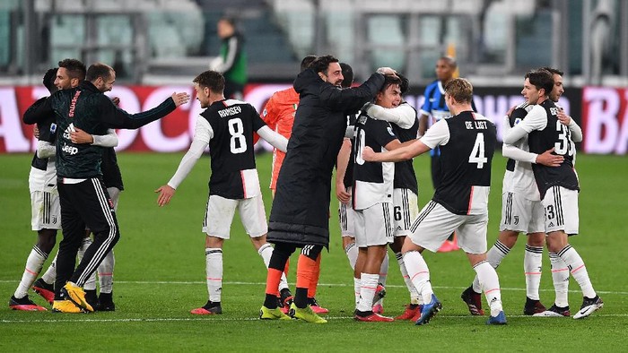 TURIN, ITALY - MARCH 08:  Paulo Dybala (C) of Juventus celebrates victory with team mates at the end of the Serie A match between Juventus and  FC Internazionale at Allianz Stadium on March 8, 2020 in Turin, Italy.  (Photo by Valerio Pennicino/Getty Images )