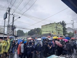 Diguyur Hujan, Massa GejayanMemanggilLagi Tetap Bertahan