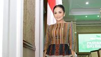 7 Gaya Anggun Krisdayanti Pakai Baju Etnik Saat Tugas Jadi Anggota DPR