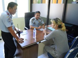 Rudenim Makassar Amankan Wanita Afghanistan Jual Baju Online di Pasar Butung