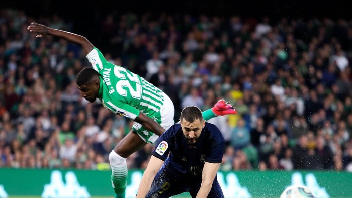 SEVILLE, SPAIN - MARCH 08: Karim Benzema of Real Madrid CF competes for the ball with Emerson of Real Betis Balompie during the Liga match between Real Betis Balompie and Real Madrid CF at Estadio Benito Villamarin on March 08, 2020 in Seville, Spain. (Photo by Fran Santiago/Getty Images)