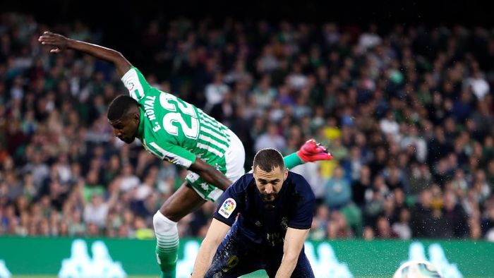 Real Betis Vs Real Madrid SEVILLE, SPAIN - MARCH 08: Karim Benzema of Real Madrid CF competes for the ball with Emerson of Real Betis Balompie during the Liga match between Real Betis Balompie and Real Madrid CF at Estadio Benito Villamarin on March 08, 2020 in Seville, Spain. (Photo by Fran Santiago/Getty Images)