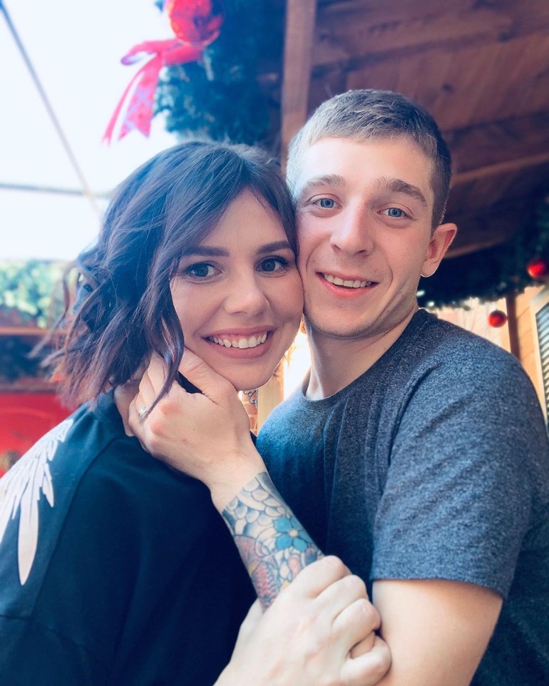 Foto: Selebgram Pacari Anak Tiri 15 Tahun Lebih Muda Diceraikan Suami