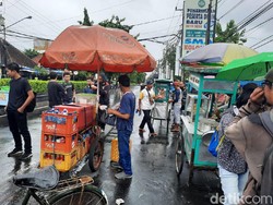 Semringah PKL Laris Manis Saat Aksi #GejayanMemanggilLagi