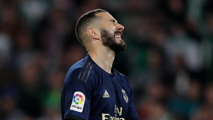 SEVILLE, SPAIN - MARCH 08: Karim Benzema of Real Madrid CF shows his dejection during the Liga match between Real Betis Balompie and Real Madrid CF at Estadio Benito Villamarin on March 08, 2020 in Seville, Spain. (Photo by Fran Santiago/Getty Images)