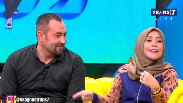 Ibu Vicky Prasetyo dan suami baru