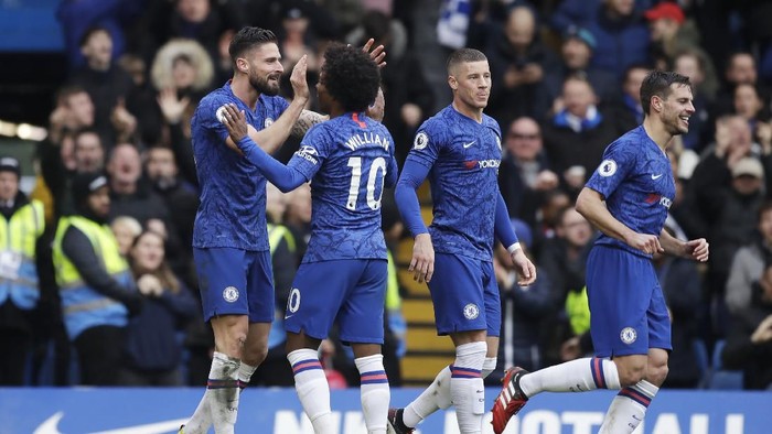 Chelseas Olivier Giroud, left, celebrates with Chelseas Willian, second from left, after scoring his sides fourth goal during the English Premier League soccer match between Chelsea and Everton at Stamford Bridge stadium in London, Sunday, March 8, 2020. (AP Photo/Matt Dunham)