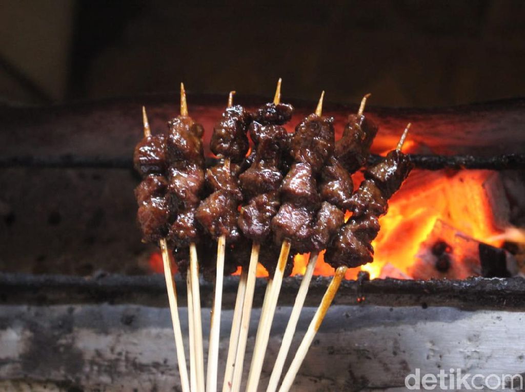 Empuk Gurih Sate Kuda Sumbawa yang Eksis di Jombang 23 Tahun Empuk Gurih Sate Kuda Sumbawa yang Eksis di Jombang 23 Tahun