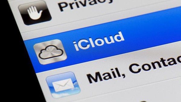 icloud Seoul, Korea - August 27, 2011: Apple iPhone & iPad. iCloud stores your content and wirelessly pushes it to all your devices.