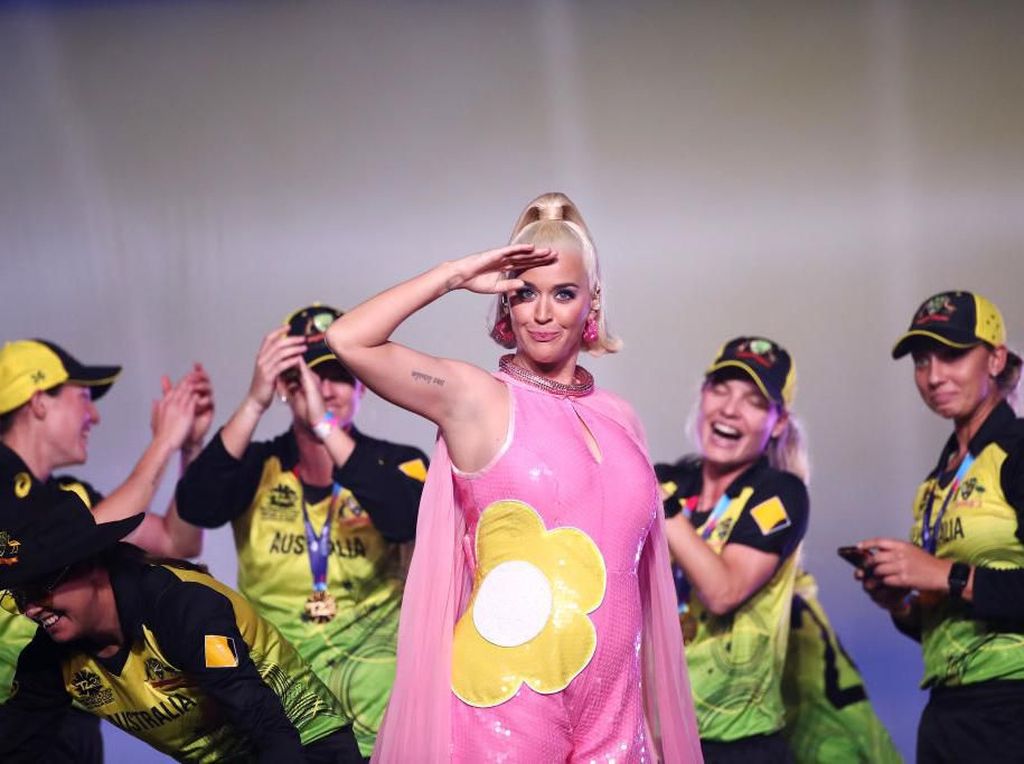 Katy Perry Tampil Tanpa Busana di Video Klip Daisies Katy Perry Tampil Tanpa Busana di Video Klip Daisies