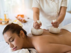 Sensasi Pijat dengan Bola Herbal yang Bikin Relaks