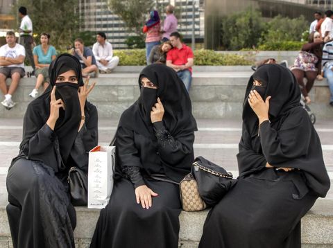 6 Perbedaan Tipe Hijab Berdasarkan Negaranya, Iran Pakai Chador