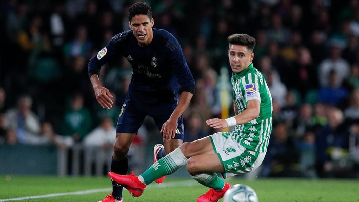 SEVILLE, SPAIN - MARCH 08: Raphael Varane of Real Madrid CF competes for the ball with Alex Moreno of Real Betis Balompie during the Liga match between Real Betis Balompie and Real Madrid CF at Estadio Benito Villamarin on March 08, 2020 in Seville, Spain. (Photo by Fran Santiago/Getty Images)