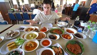 Kepincut Makanan Indonesia, Para Bule Ini Hobi Makan Bubur hingga Nasi Bungkus