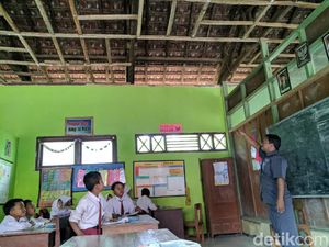 Dear Bupati Ipong, Atap Ruang Kelas SDN 3 Pelem Rusak Parah Nih