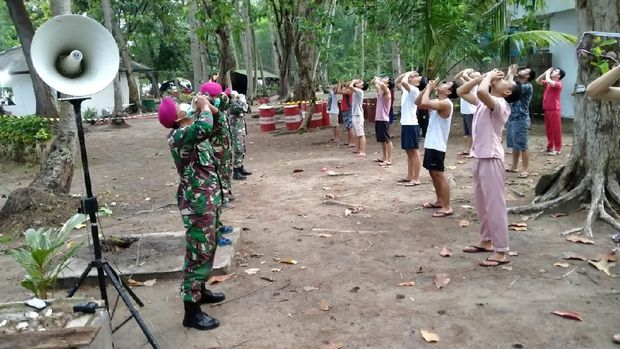 Prajurit TNI dari tiga matra yakni TNI AD, TNI AL dan TNI AU yang tergabung dalam Satuan Tugas Komando Tugas Gabungan Terpadu (Kogasgabpad) Operasi Bantuan Kemanusiaan di Pulau Sebaru Kecil memimpin olahraga bagi para WNI yang di Observasi dari awak Kapal Pesiar World Dream dan Diamond Princess di Pulau Sebaru Kecil, Kepulauan Seribu, Provinsi DKI Jakarta.