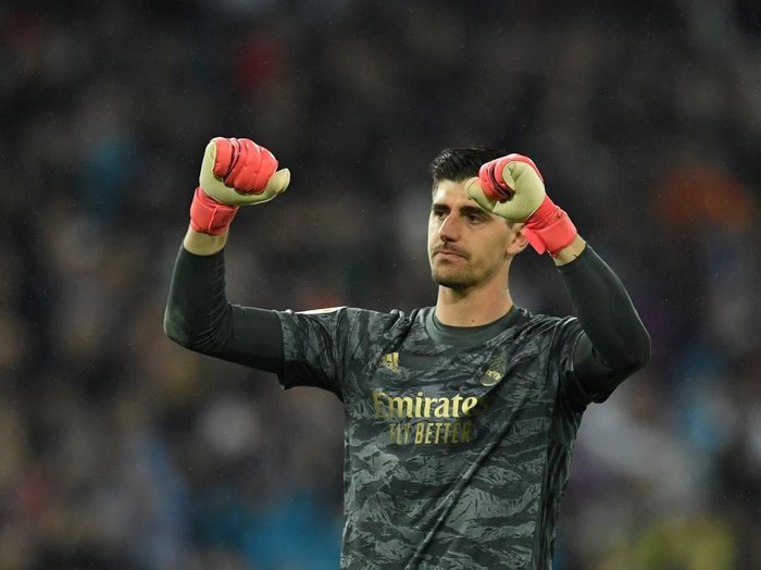 Real Madrid's Belgian goalkeeper Thibaut Courtois celebrates his team's second goal during the Spanish League football match between Real Madrid and Barcelona at the Santiago Bernabeu stadium in Madrid on March 1, 2020. (Photo by OSCAR DEL POZO / AFP)