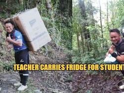 Susuri Hutan dan Sungai, Guru Ini Gendong Kulkas Untuk Muridnya