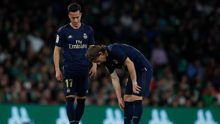 SEVILLE, SPAIN - MARCH 08: Lucas Vazquez and Luka Modric of Real Madrid CF show their dejection during the Liga match between Real Betis Balompie and Real Madrid CF at Estadio Benito Villamarin on March 08, 2020 in Seville, Spain. (Photo by Fran Santiago/Getty Images)