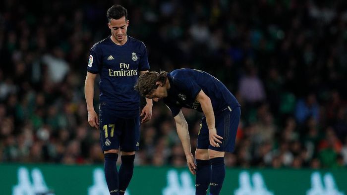 Real Madrid SEVILLE, SPAIN - MARCH 08: Lucas Vazquez and Luka Modric of Real Madrid CF show their dejection during the Liga match between Real Betis Balompie and Real Madrid CF at Estadio Benito Villamarin on March 08, 2020 in Seville, Spain. (Photo by Fran Santiago/Getty Images)