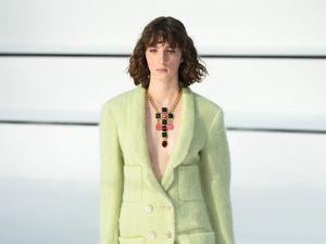 20 Koleksi Busana Terbaru Chanel yang Terinspirasi Sungai Seine, Paris