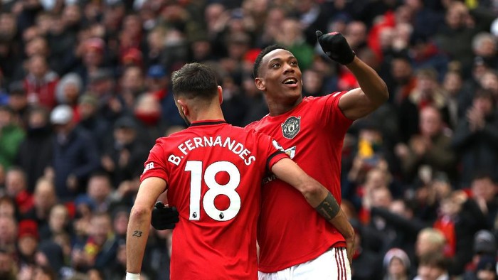 MANCHESTER, ENGLAND - FEBRUARY 23: Anthony Martial of Manchester United celebrates after scoring his teams second goal with teammate Bruno Fernandes during the Premier League match between Manchester United and Watford FC at Old Trafford on February 23, 2020 in Manchester, United Kingdom. (Photo by Clive Brunskill/Getty Images)