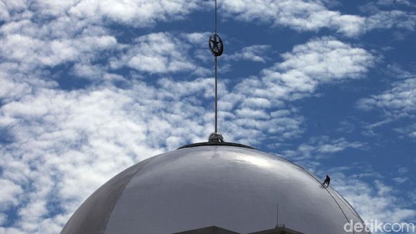 Aksi Spiderman Saat Mengecat Kubah Masjid Istiqlal