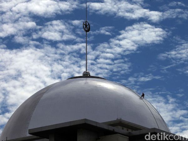 Aksi Spiderman Saat Mengecat Kubah Masjid Istiqlal