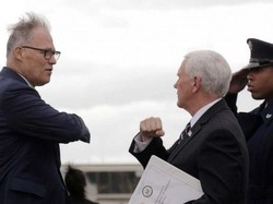 Elbow Bumps Cara Baru Salam Pejabat di Eropa Cegah Penularan COVID-19