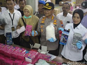 Gudang di Sidoarjo Berisi Masker Impor dari China Digerebek Gudang di Sidoarjo Berisi Masker Impor dari China Digerebek