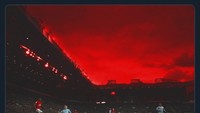 Kota Manchester memerah sampai ke langit, semerah warna kebanggaan The Red Devils, usai kemenangan atas The Citizens. (Foto: internet/Twitter)