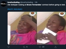 Apa iya Solskjaer jadi senyum-senyum girang begini saat lihat kontrak Bruno Fernandes? (Foto: internet/Twitter)