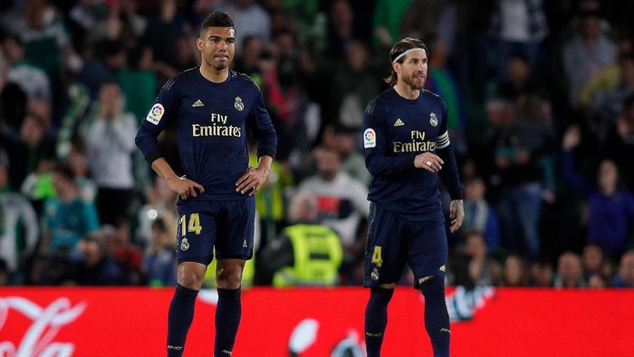 SEVILLE, SPAIN - MARCH 08: Casemiro and Sergio Ramos of Real Madrid CF show their dejection after Cristian Tello of Real Betis Balompie scored his teams second goalduring the Liga match between Real Betis Balompie and Real Madrid CF at Estadio Benito Villamarin on March 08, 2020 in Seville, Spain. (Photo by Fran Santiago/Getty Images)