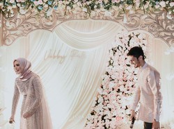 Tunda Resepsi, Vebby Palwinta Gelar Akad Nikah di KUA