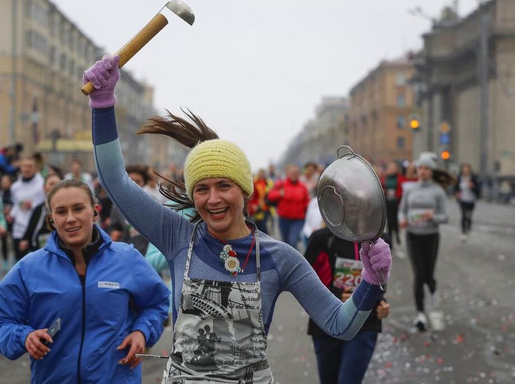 Ribuan Wanita Belarus Berlari di Hari Perempuan Internasional