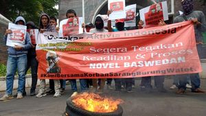 Massa Aksi Novel Bakar Ban di Depan Kejagung