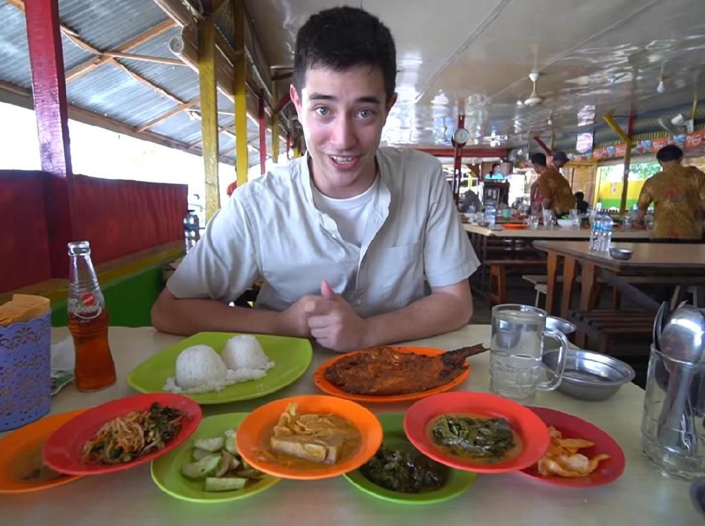 Jelajahi Padang, Bule Ini Cicip Rendang Jengkol, Ayam Pop hingga Kopi Talua Jelajahi Padang, Bule Ini Cicip Rendang Jengkol, Ayam Pop hingga Kopi Talua