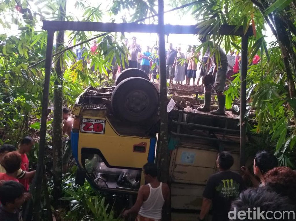 Truk Muat 20 Pekerja Perkebunan di Banyuwangi Terjun ke Jurang, 1 Tewas Truk Muat 20 Pekerja Perkebunan di Banyuwangi Terjun ke Jurang, 1 Tewas
