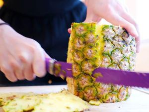 Begini Cara Kupas Wortel, Nanas dan Terong yang Benar