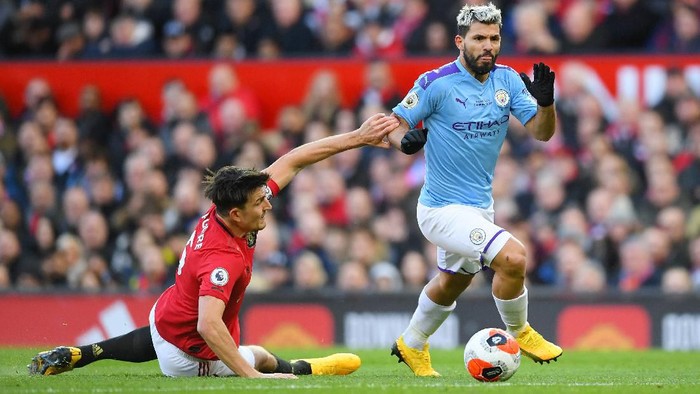 MANCHESTER, ENGLAND - MARCH 08: Harry Maguire of Manchester United battles for possession with Sergio Aguero of Manchester City  during the Premier League match between Manchester United and Manchester City at Old Trafford on March 08, 2020 in Manchester, United Kingdom. (Photo by Laurence Griffiths/Getty Images)