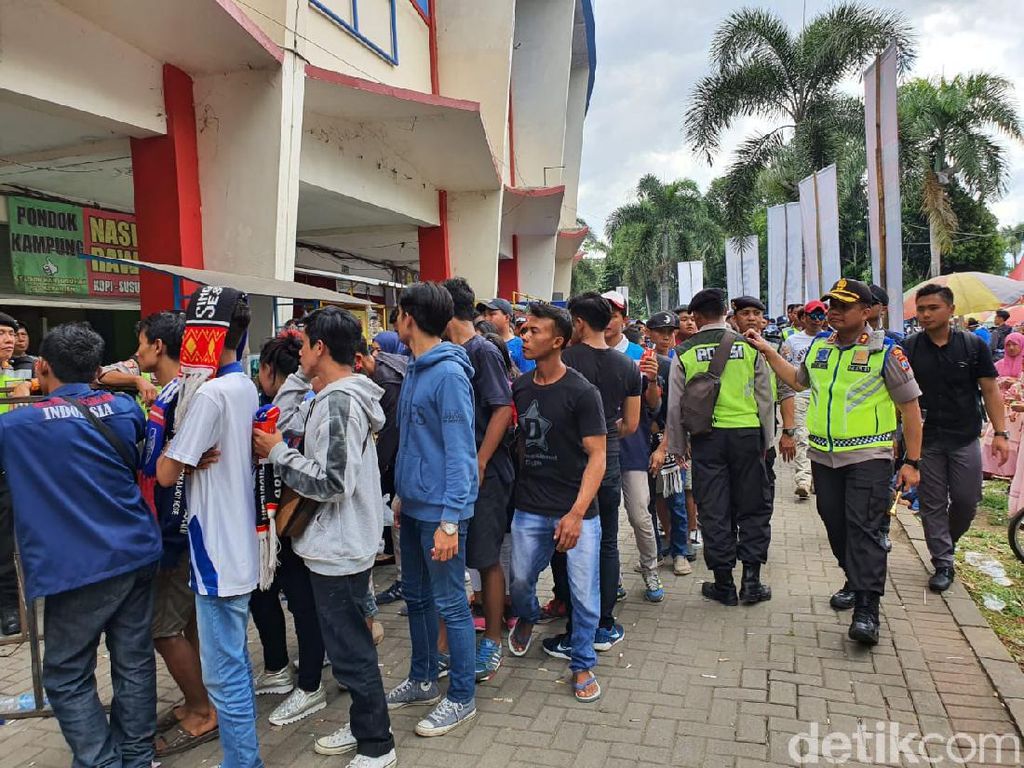 Sikap Dewasa Aremania Saat Arema FC Kalah Lawan Persib Diapresiasi Sikap Dewasa Aremania Saat Arema FC Kalah Lawan Persib Diapresiasi