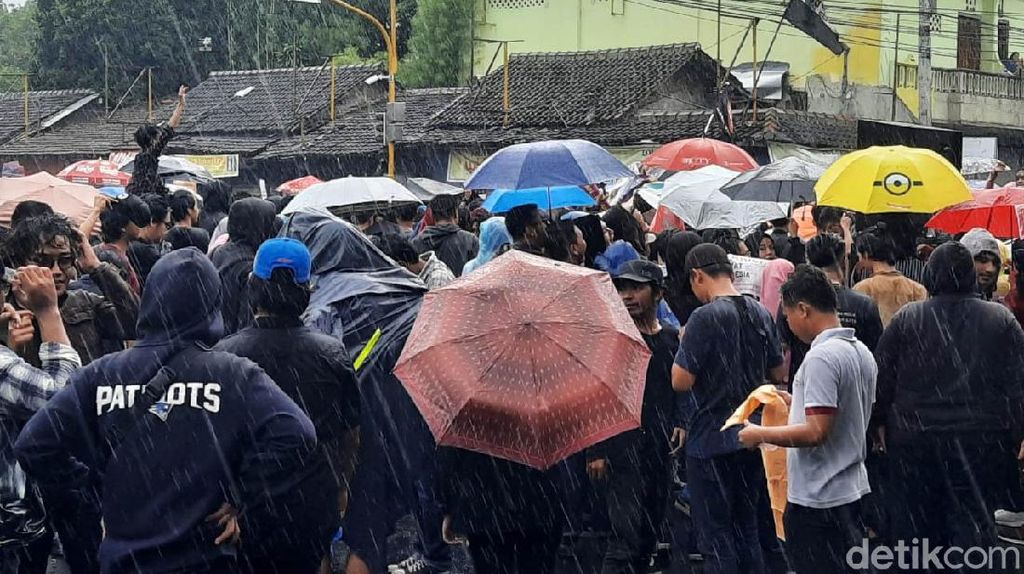 Massa GejayanMemanggilLagi Demo di Bawah Guyuran Hujan Massa GejayanMemanggilLagi Demo di Bawah Guyuran Hujan